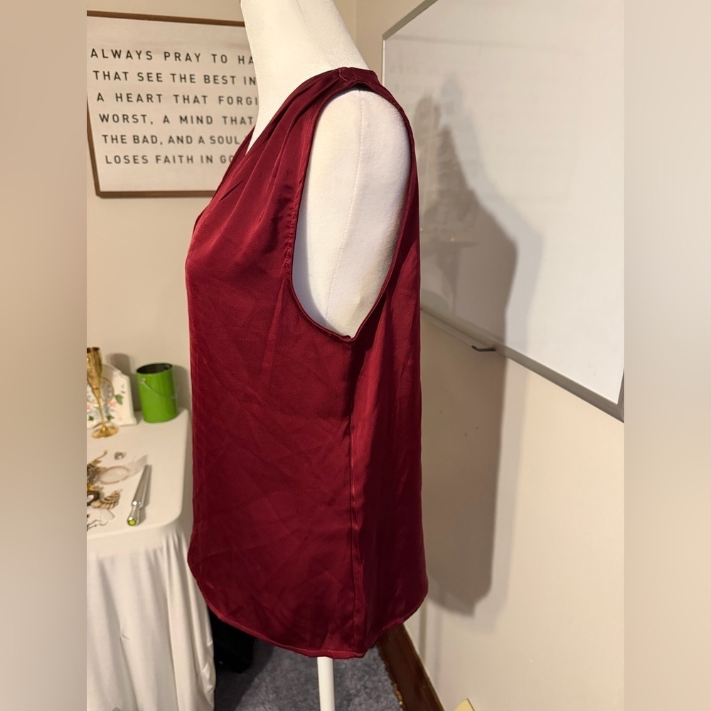 Burgundy V-Neck Sleeveless Blouse - Picture 2 of 5